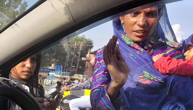 ଠକ୍ ଠକ୍ ଗ୍ୟାଙ୍ଗ:  ଯଦି କେହି ଆପଣଙ୍କ କାରର କାଚକୁ  ଠକ୍ ଠକ୍ କରେ ତେବେ କଣ କରିବେ ଆପଣ  ?  ଠକ୍ ଠକ୍ ଗ୍ୟାଙ୍ଗ କିପରି ଡକାୟତି କରେ?