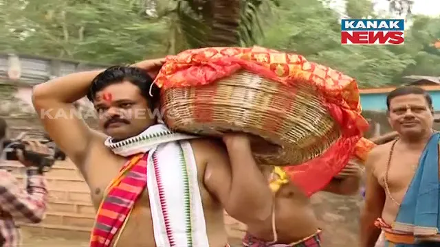 ନିଆଳିରୁ ଶ୍ରୀମନ୍ଦିର ଅଭିମୁଖେ ପୋଢୁଆଁ ଭାର: ମାଧବାନନ୍ଦଜୀଉ ମନ୍ଦିରରୁ ଭଣଜା ପାଇଁ ଗଲା ନବବସ୍ତ୍ର ଓ ଅଷ୍ଟମୀଭାର