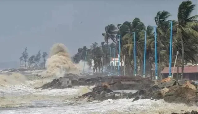 ସମ୍ଭାବ୍ୟ ବାତ୍ୟାକୁ ନେଇ ସତର୍କତା ଜାରି । ଘଣ୍ଟା ପ୍ରତି ୧୦୦ କିଲୋମିଟରରେ ବେଗରେ ବହିବ ପବନ । ୨୪ଘଣ୍ଟାରେ ନେବ ବାତ୍ୟାର ରୂପ ।