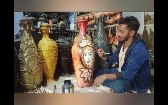 ମାଟିର ମୂୂର୍ତ୍ତିକୁ ସେ ଦେଉଛନ୍ତି ଜୀବନ୍ତ ରୂପ । ଭଳିକି ଭଳି ମୂୂର୍ତ୍ତି ଗଢ଼ିବା ତାଙ୍କର ପାଲଟିଛି ପେଶା ଆଉ ନିଶା