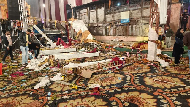 ନୂଆଦିଲ୍ଲୀ କାଲକାଜି ମନ୍ଦିରରେ ଭଜନ କାର୍ଯ୍ୟକ୍ରମ ଚାଲିଥିବା ବେଳେ ଭାଙ୍ଗିଲା ମଂଚ । ଦଳାଚକଟାରେ ଜଣେ ମୃତ, ୧୭ଜଣ ଆହତ