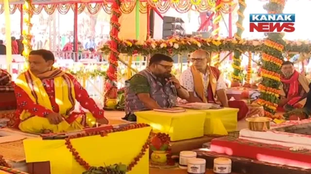 ପଣ୍ଡିତଙ୍କ ମନ୍ତ୍ରୋଚାରଣଙ୍କ ସାଙ୍ଗକୁ ହୋମଯଜ୍ଞ ଓ ଚଣ୍ଡୀପାଠରେ କମ୍ପୁଛି ସମଲେଇ ପୀଠ । ପଶ୍ଚିମ ଓଡ଼ିଶାର ୧୧ଜିଲ୍ଲାରୁ ଆସିଥିବା ପଣ୍ଡିତ ସାମିଲ