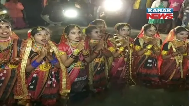 ଜମୁଛି ବରଗଡ଼ ଧନୁଯାତ୍ରା  । ଗୋପପୁରରେ ଶ୍ରୀକୃଷ୍ଣଙ୍କ ରାସଲୀଳା ଗୋପୀଙ୍କ ବସ୍ତ୍ରହରଣ ଦୃଶ୍ୟରେ ଆନମନା ଦର୍ଶକ । 