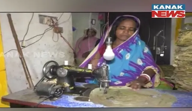 ବଜାରରେ ବଢ଼ୁଛି ପତ୍ର ପ୍ଲେଟର ଚାହିଦା । ବାଲେଶ୍ୱର ବାଇଗଣଡିଆ ଗାଁ ଲୋକଙ୍କ ରୋଜଗାରର ମାଧ୍ୟମ ପାଲଟିଛି ଶାଳପତ୍ର ସିଲେଇ ଓ ଠୁଙ୍ଗା ତିଆରି