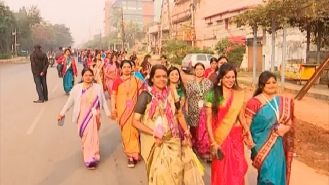 ଓଡ଼ିଶାର ଶାଢୀ ବୁଣାକାରଙ୍କୁ ସମ୍ମାନ ପାଇଁ ନିଆରା ପ୍ରୟାସ । ରାଜଧାନୀରେ ପାଟଶାଢୀ ପିନ୍ଧି ଦୌଡିଲେ ୪ହଜାରରୁ ଅଧିକ ମହିଳା