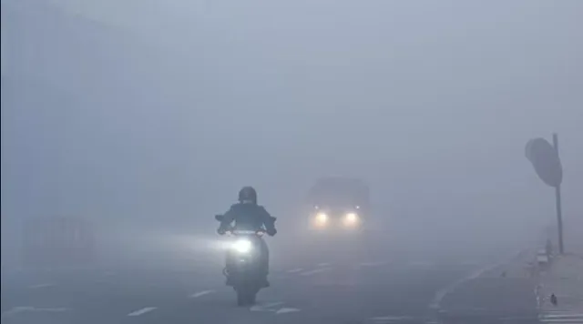 ଘନ କୁହୁଡି ସହ ଶୀତୁଆ ପବନରେ ଥରୁଛି ଓଡିଶା । ୮ଜିଲ୍ଲାକୁ ଘନ କୁହୁଡି ପାଇଁ ୟେଲୋ ୱାର୍ଣ୍ଣିଂ । ଆସନ୍ତା ୧,୨ ତାରିଖରେ ଉତର ଓଡିଶାର କିଛି ସ୍ଥାନରେ ହାଲକା ବର୍ଷା ଆଶଙ୍କା ।