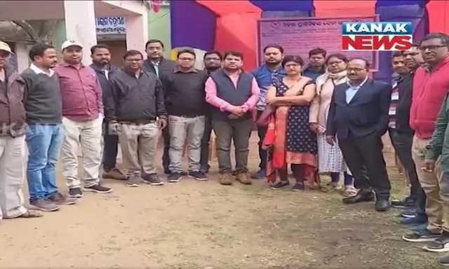 ୬ ଦିନ ହେବ ୪ ଦଫା ଦାବିରେ ପଶୁ ଡାକ୍ତର ସମୂହ ଛୁଟିରେ । ହଇରାଣ ହେଉଛନ୍ତି ଗୋ ଚାଷୀ । ଗୃହପାଳିତ ପଶୁଙ୍କ ହୋଇପାରୁନି ଚିକିତ୍ସା ।