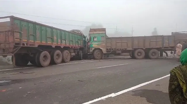 କୁହୁଡି ପାଇଁ ଭୟଙ୍କର ଦୁର୍ଘଟଣା । ଟ୍ରକ୍ – ଟ୍ରକ୍ ମଧ୍ୟରେ ମୁହାଁମୁହିଁ ଧକ୍କା । ସେପଟେ ନୟାଗଡ ଦଶପଲ୍ଲା ନିକଟରେ ଟ୍ରକ୍ ଧକ୍କାରେ ଜଣେ ମୃତ, ଜଣେ ଗୁରୁତର ।