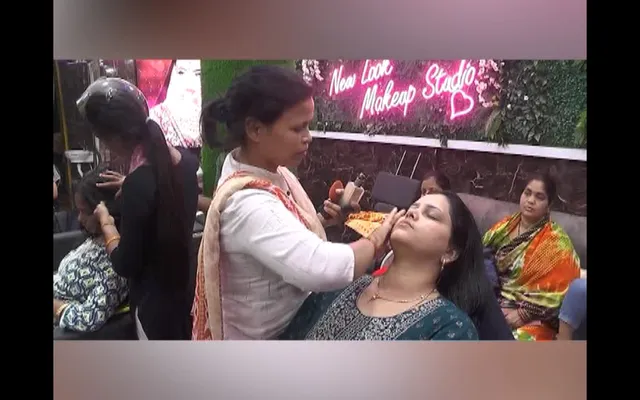 ଗାଁରେ ଖୋଲିଛି ବିୟୁଟି ପାର୍ଲର । ମହିଳାଙ୍କୁ ମେକଅପ୍ ଦେଇ ଭଲ ରୋଜଗାର କରୁଛନ୍ତି ନିଆଳିର ପପିନା ପଟ୍ଟାୟତ