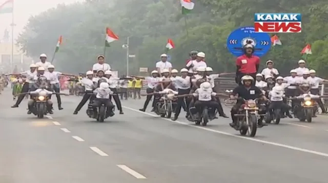 ସାଧାରଣତନ୍ତ୍ର ଦିବସ ପାଇଁ ଭୁବନେଶ୍ୱର ଗାନ୍ଧୀ ମାର୍ଗରେ ଫୁଲ୍ ଡ୍ରେସ୍ ରିର୍ହରସଲ । ଭାଗ ନେଇଛନ୍ତି ୫୦ରୁ ଅଧିକ ଦଳ । ତ୍ରିସ୍ତରୀୟ ସୁରକ୍ଷା ବଳୟ ।