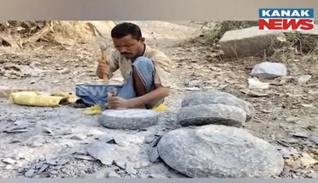 କଳାମୁଗୁନି ପଥରରେ ତିଆରି ହେଉଛି ଶିଳ, ଘୋରଣା ଓ ପେଶଣା । ସ୍ଥାନୀୟ ବଜାରରେ ବିକ୍ରି କରି ଲାଭବାନ ହେଉଛନ୍ତି ଗାଁର ୩୦ ପରିବାର