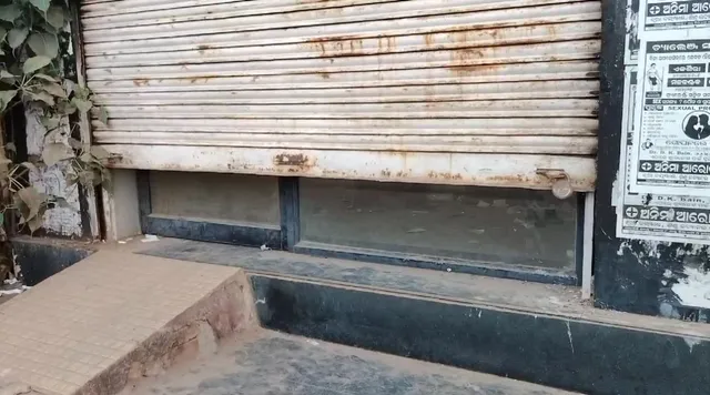 ଏଟିଏମ୍ ମେସିନ୍ ତାଡି ଟଙ୍କା ଲୁଟିନେଲେ ଦୁର୍ବୃତ୍ତ । ନବରଙ୍ଗପୁର ସହର ବ୍ଲକ୍ କାର୍ଯ୍ୟାଳୟ ପାଖ ଏଟିଏମର ଘଟଣା ।