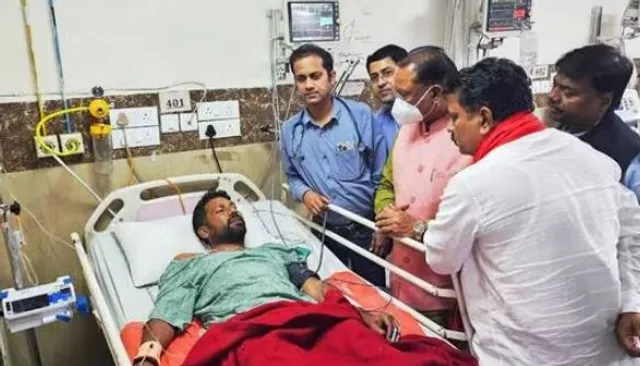 ଛତିଶଗଡରେ ଆହତ ଯବାନଙ୍କୁ ଭେଟିଲେ ମୁଖ୍ୟମନ୍ତ୍ରୀ ବିଷ୍ଣୁ ଦେବ ସାଏ । ମେଡିକାଲରେ ପହଞ୍ଚିି ସ୍ୱାସ୍ଥ୍ୟାବସ୍ଥା ପଚାରି ବୁଝିଲେ ।