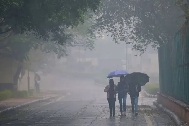 ରାଜ୍ୟରେ ବିଭିନ୍ନ ସ୍ଥାନରେ କୋହଲା ପାଗ ସାଙ୍ଗକୁ ହାଲୁକା ବର୍ଷା: କାଲୁଆ ପବନ ବଢ଼ାଇଲା ଥଣ୍ଡା