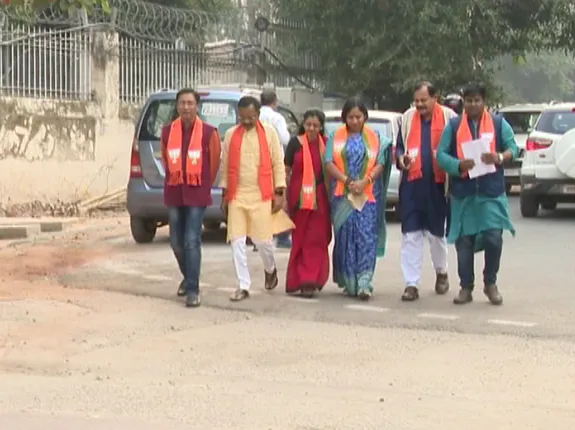 ରାଜ୍ୟ ନିର୍ବାଚନ ଅଧିକାରୀଙ୍କୁ ଭେଟିଲା ବିଜେପି । ଦୀର୍ଘଦିନ ଧରି ଗୋଟିଏ ପଦବୀରେ ଥିବା ଅଧିକାରୀଙ୍କ ବଦଳି ଦାବି