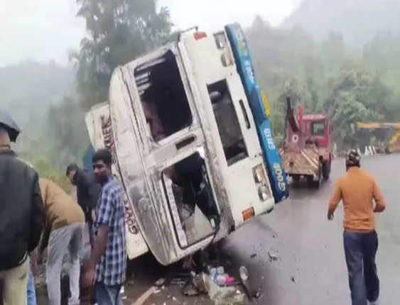 ଦ୍ୱାରଶୁଣି ଘାଟିରୁ ଖସିଲା ଯାତ୍ରାପାର୍ଟି ଟ୍ରକ, ୫ ମୃତ, ୧୨ରୁ ଅଧିକ ଆହତ ।