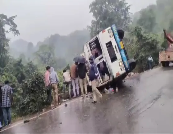 ଦ୍ୱାରଶୁଣି ଘାଟିରୁ ଖସିଲା ଯାତ୍ରାପାର୍ଟି ଟ୍ରକ, ୬ ମୃତ, ୧୨ରୁ ଅଧିକ ଆହତ