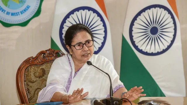 ମମତା ବାନାର୍ଜୀଙ୍କ ମୁଣ୍ଡରେ ଆଘାତ । କୁହୁଡି ଯୋଗୁଁ ଦୁର୍ଘଟଣାରେ ଶିକାର ହେଲା ମମତାଙ୍କ ଗାଡି