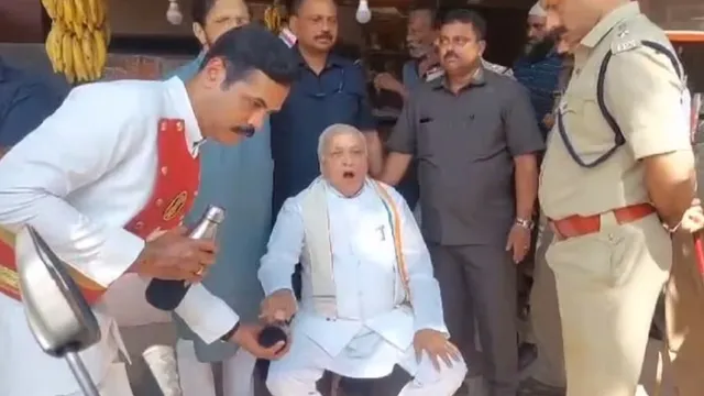 ବାମ ଛାତ୍ର ସଂଗଠନର ବିରୋଧ ପରେ ରାସ୍ତା ମଝିରେ ଚୌକି ପକାଇ ବସିଲେ କେରଳ ରାଜ୍ୟପାଳ । କହିଲେ, ମୋତେ ଅମିତ୍ ଶାହାଙ୍କ ସହ କଥା କରାଇଦିଅ