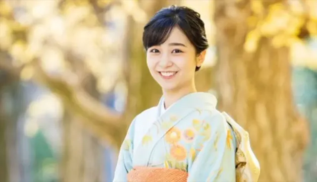 ପିତା ଗୋଟେ ଦେଶର ସମ୍ରାଟ ଏବଂ ତାଙ୍କର କୋଟି କୋଟି ଟଙ୍କାର ସମ୍ପତ୍ତି ଅଛି କିନ୍ତୁ ରାଜକୁମାରୀ ଯାଇ ଅନ୍ୟ ଜାଗାରେ କାମ କରିବେ ।