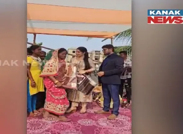 ଜେଲରୁ ମୁକୁଳିବା ପରେ ସସାଜ ସେବା କରୁଛନ୍ତି ଅର୍ଚ୍ଚନା ନାଗ୍ । ବସ୍ତିବାସିନ୍ଦାଙ୍କୁ ବାଣ୍ଟିଲେ ବସ୍ତ୍ର ଓ ଖାଦ୍ୟ ।