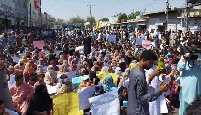 ପାକିସ୍ତାନର ଭୟ ସ୍ପଷ୍ଟ ବାରି ହେଉଛି ।  ବିରୋଧ ପ୍ରଦର୍ଶନ  ଯୋଗୁ  ୪୪ ଜଣ ସରକାରୀ କର୍ମଚାରୀଙ୍କୁ ଛଟେଇ