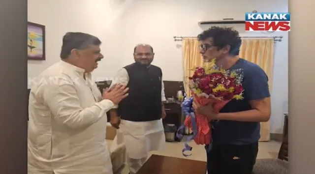 ଦୁଇ କଂଗ୍ରେସ ନେତାଙ୍କ ଉପରୁ ହଟିପାରେ ନିଲମ୍ବନ । ମହମ୍ମଦ ମୋକିମ ଓ ଚିରଞ୍ଜିବ ବିଶ୍ୱାଳଙ୍କ ହୋଇପାରେ ଘର ବାହୁଡା । ପ୍ରଭାରୀଙ୍କୁ ଭେଟିଲେ ଦୁଇ ନେତା ।