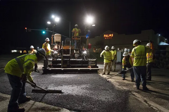 ଗାଡି ଆଲୁଅରେ ଚାଲିଛି ରାସ୍ତା କାମ । ଅନ୍ଧାରରେ ଚାଲିଛି ବିକାଶ କାର୍ଯ୍ୟ