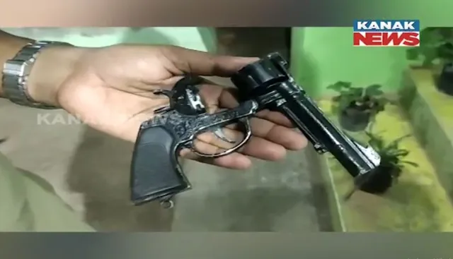 ଖେଳନା ବନ୍ଧୁକ ଦେଖାଇ ଆତଙ୍କ ରଚୁଥିଲେ ଯୁବକ । କାବୁ କରିନେଇ ପୋଲିସରେ ଦେଲେ ସ୍ଥାନୀୟ ଲୋକେ ।