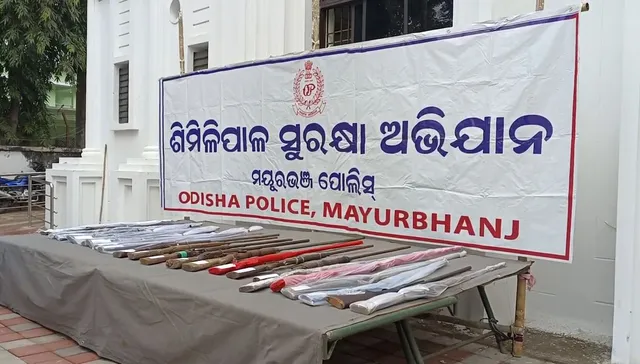 ଶିମିଳିପାଳରୁ ୨୩ ଦେଶୀ ବନ୍ଧୁକ ଜବତ । ବେଆଇନ୍ ବନ୍ଧୁକ କାରବାର ରୋକିବାକୁ ଆକ୍ସନ ମୋଡରେ ମୟୂରଭଞ୍ଜ ପୋଲିସ ।