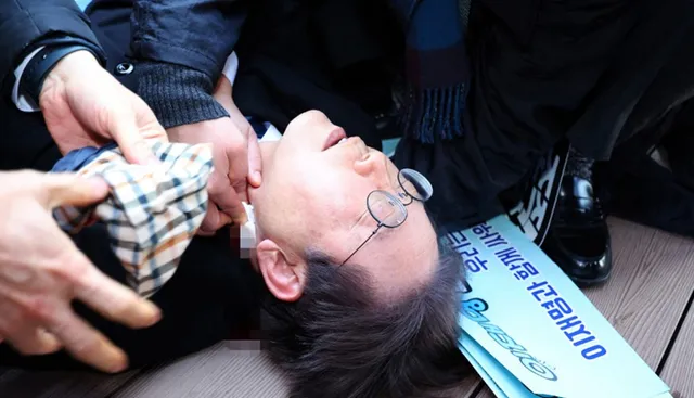 ଦକ୍ଷିଣ କୋରିଆ ବିରୋଧୀ ଦଳର ନେତାଙ୍କୁ ହତ୍ୟା ଉଦ୍ୟମ ।  ସାମ୍ବାଦିକ ସମ୍ମିଳନୀରେ ବେକ କାଟିଦେଲେ ।