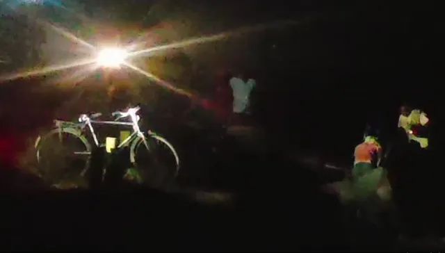 ଅନ୍ଧାରୁଆ ବିକାଶ କାର୍ଯ୍ୟ । ଯନ୍ତ୍ରୀଙ୍କ ଅନୁପସ୍ଥିତିରେ ଗାଡି ଆଲୁଅରେ ଚାଲିଛି ରାସ୍ତା ଢଳେଇ କାମ ।