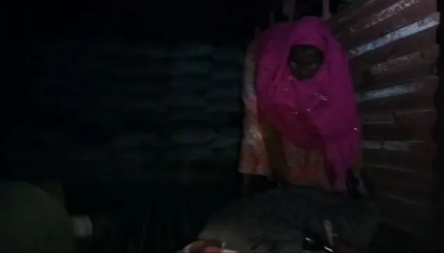 ରାତି ଅଧରେ ପିଡିଏସ୍ ଚାଉଳ ଲୁଟ୍ । ଚାଉଳ ଟ୍ରକ୍ ଅଟକାଉ ଗାଁ ଲୋକ ବୋହିନେଲେ ବସ୍ତା ବସ୍ତା ଚାଉଳ । ବାଲେଶ୍ୱର ଖଇରା ବ୍ଲକ ଘଟଣା ।