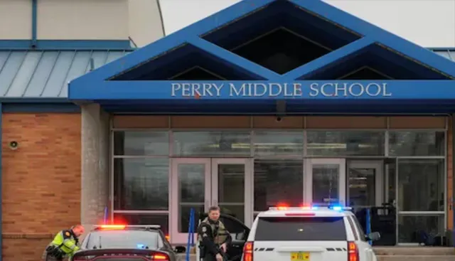 ଆଇୱା ସ୍କୁଲ ଗୁଳିକାଣ୍ଡ : ୧୭ ବର୍ଷର ବାଳକ ଷଷ୍ଠ ଶ୍ରେଣୀର ଛାତ୍ରକୁ କଲା ହତ୍ୟା । ଆହୁରି ୫ ଆହତ ।  ଆମେରିକାରେ ସ୍କୁଲ ପିଲାଙ୍କ ଅପରାଧ ପ୍ରବଣତା