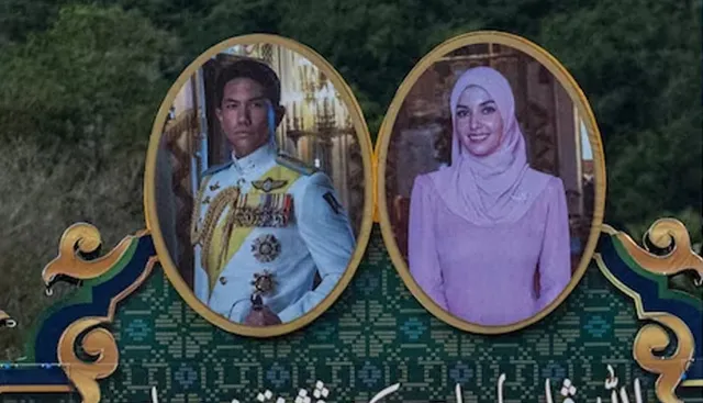 ବାପ ପୃଥିବୀର ସବୁଠୁ ବଡ଼ ଧନୀ ।  ପୁଅ ବାହା ହେଉଛି ଜଣେ ସାଧାରଣ ଘର ଝିଅକୁ ।