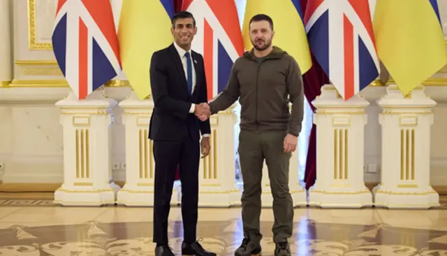 ୟୁକ୍ରେନ ଟ୍ୟାଙ୍କ, କ୍ଷେପଣାସ୍ତ୍ର ଏବଂ ଗୁଳିଗୋଳା କିଣିବ :  ଯୁଦ୍ଧ ଆହୁରି ଘମାଘୋଟ ହେବ ।  ବ୍ରିଟେନ ୩.୨ ବିଲିୟନ ଡଲାର ସହାୟତା ଦେବାକୁ ଘୋଷଣା କରିଛି