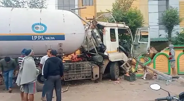 ଆଜି ଦୁର୍ଘଟଣା ପରେ ଦୁର୍ଘଟଣା । ଅନୁଗୁଳ ଟ୍ରାଫିକ୍ ଛକରେ ଆଶାକର୍ମୀଙ୍କ ଉପରେ ଚଢିଗଲା ହାଇୱା ଟ୍ରକ୍ । ଏପଟେ ଚଣ୍ଡିଖୋଲରେ ଘର ଉପରକୁ ମାଡିଗଲା ଗ୍ୟାସ୍ ଟ୍ୟାଙ୍କର ।