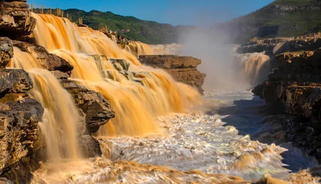 ହଳଦିଆ ଜଳପ୍ରପାତ: ଚାଇନାର ବୃହତ୍ତମ ଜଳପ୍ରପାତ ଉପରେ ଶୀତର ପ୍ରଭାବ :  ପାଣି ହଳଦିଆରୁ ଧଳା ରଙ୍ଗ ହେଇଗଲା ।