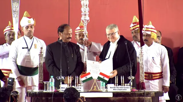 ଓଡ଼ିଶା ହାଇକୋର୍ଟର ମୁଖ୍ୟ ବିଚାରପତି ଭାବେ ଶପଥ ନେଲେ ଜଷ୍ଟିସ ଚକ୍ରଧାରୀ ଶରଣ ସିଂ । ଶପଥପାଠ କରାଇଲେ ରାଜ୍ୟପାଳ ରଘୁବର ଦାସ ।