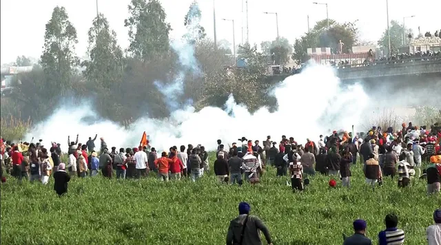 ‘ଦିଲ୍ଲୀ ଚଲୋ’ ଜିଦରେ ଅଟଳ ଚାଷୀ । ଶମ୍ଭୁରେ ପୁଲିସ- ଚାଷୀ ମୁହାଁମୁହିଁ । ସୁରକ୍ଷା ବ୍ୟାରିକେଡ୍ ଭାଙ୍ଗିଲେ, ପୁଲିସ ଉପରକୁ ପଥର ମାଡ କଲେ ।