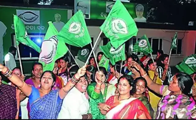 ଆଗାମୀ ନିର୍ବାଚନରେ ମହିଳାଙ୍କୁ କେମିତି ୩୩ ପ୍ରତିଶତ ସଂରକ୍ଷଣ ଦେବ ବିଜେଡି ? ୪୯ ଆସନରେ ମହିଳାଙ୍କୁ ପ୍ରାର୍ଥୀ କଲେ ବଢିପାରେ ଅସନ୍ତୋଷ ।