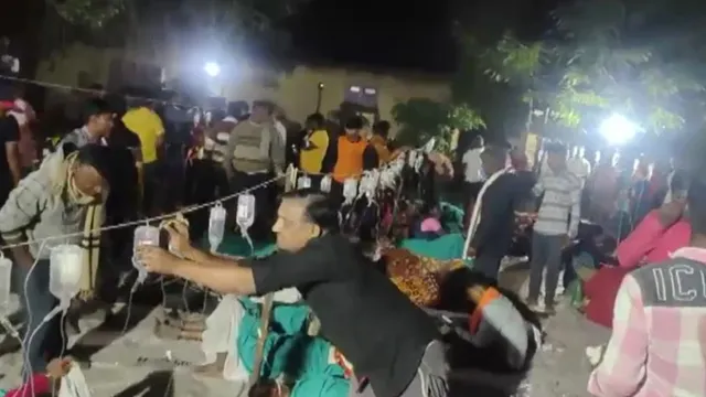 ରାସ୍ତା ସାଜିଲା ହସ୍ପିଟାଲ ବେଡ୍, ଖୋଲା ଆକାଶ ତଳେ ଚାଲିଲା ଚିକିତ୍ସା । ଗଛରେ ଝୁଲିଲା ସାଲାଇନ