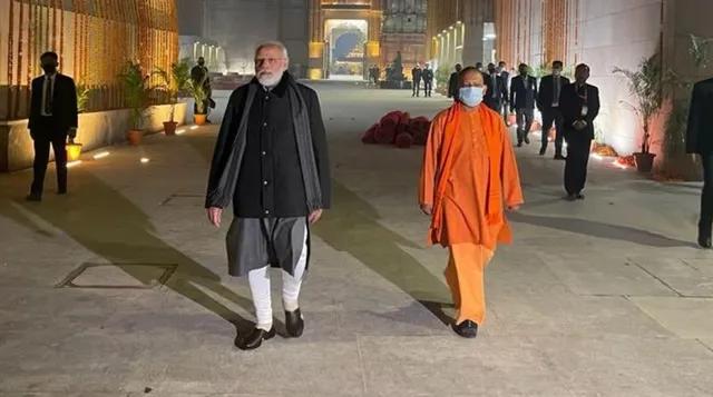 ରାତି ଅଧରେ କାଶୀ ରାସ୍ତା ନୀରିକ୍ଷଣ କରିବାକୁ ବାହାରିଲେ ପ୍ରଧାନମନ୍ତ୍ରୀ ମୋଦୀ । ସାଙ୍ଗରେ ଗଲେ ମୁଖ୍ୟମନ୍ତ୍ରୀ ଯୋଗୀ ଆଦିତ୍ୟନାଥ ।