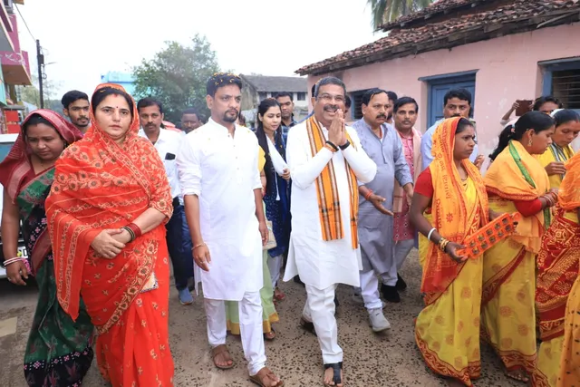 ଦେବଗଡରେ ଲାଭାର୍ଥୀ ସମ୍ପର୍କ ଅଭିଯାନରେ ସାମିଲ ହେଲେ କେନ୍ଦ୍ରମନ୍ତ୍ରୀ ଧର୍ମେନ୍ଦ୍ର ପ୍ରଧାନ । କହିଲେ, ମୋଦୀ ସରକାରରେ ଦେଶର ନାରୀଶକ୍ତି ନୂଆ ଉଚ୍ଚତାକୁ ଯାଇଛି ।