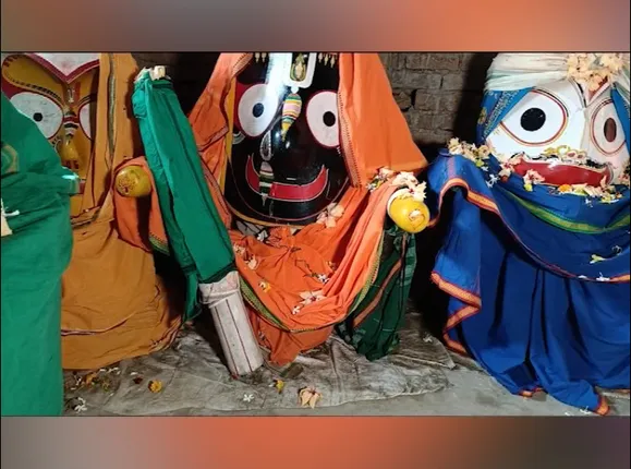 ଦାରୁପୀଠରେ ନିର୍ମାଣ ହୋଇପାରିନି ମନ୍ଦିର । ୨୮ ବର୍ଷ ଧରି ଖୋଲାମେଲାରେ ପୂଜା ପାଉଛନ୍ତି ଶ୍ରୀଜିଉ । ଭଙ୍ଗା ଘରେ ପୂଜା ପାଉଛନ୍ତି ଦାରୁ ଦିଅଁ ।