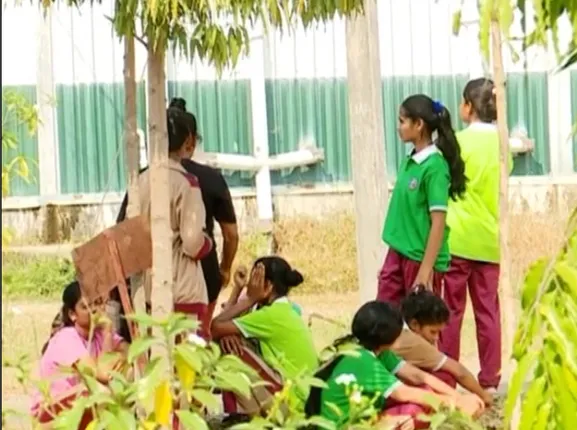 ମହଙ୍ଗା ପଡ଼ିଲା ଛାତ୍ରୀଙ୍କୁ ଅସଦାଚରଣ । ମାଲକାନଗିରି ଏକଲବ୍ୟ ଆଦର୍ଶ ଆବାସିକ ବିଦ୍ୟାଳୟର ଶିକ୍ଷକଙ୍କୁ ନିର୍ଧୁମ ଛେଚିଲେ ଛାତ୍ର