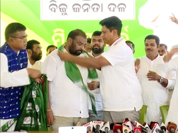 ବିଜେଡିରେ ମିଶିଲେ ବିପ୍ଲବ ଜେନା । ୧୫ଶହ ସମର୍ଥକଙ୍କ ସହ ଧରିଲେ ଶଙ୍ଖ ।