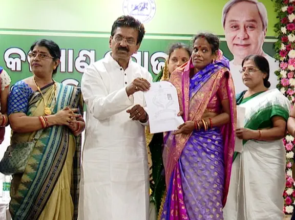 ନିର୍ମାଣ ଶ୍ରମିକ କଲ୍ୟାଣ ଯୋଜନାରେ ମିଳିଲା ସବୁଜ ପତ୍ରିକା । ମନ୍ତ୍ରୀ ସାରଦା ନାୟକ କହିଲେ, ହିତାଧିକାରୀଙ୍କ ପାଇଁ ଖୁବଶୀଘ୍ର ନୂଆ ନିଷ୍ପତ୍ତି ନେବେ ମୁଖ୍ୟମନ୍ତ୍ରୀ ।