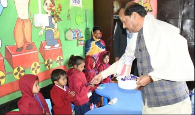  ଅଙ୍ଗନବାଡି କେନ୍ଦ୍ରରେ ରାଜ୍ୟପାଳ । ପିଲାଙ୍କ ସହ ସମୟ କାଟିଲେ , ମା’ ଓ ଶିଶୁଙ୍କ ସ୍ୱାସ୍ଥ୍ୟ ଉପରେ ଅଙ୍ଗନବାଡି କର୍ମୀଙ୍କ ସହ କଲେ ଆଲୋଚନା ।