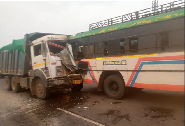 ପୁରୀ ଯାଉଥିବା ତୀର୍ଥଯାତ୍ରୀ ବସ୍ ଦୁର୍ଘଟଣାଗ୍ରସ୍ତ । ଖୋର୍ଦ୍ଧା ୧୬ ନମ୍ବର ଜାତୀୟ ରାଜପଥରେ ବସକୁ ଧକ୍କା ଦେଲା